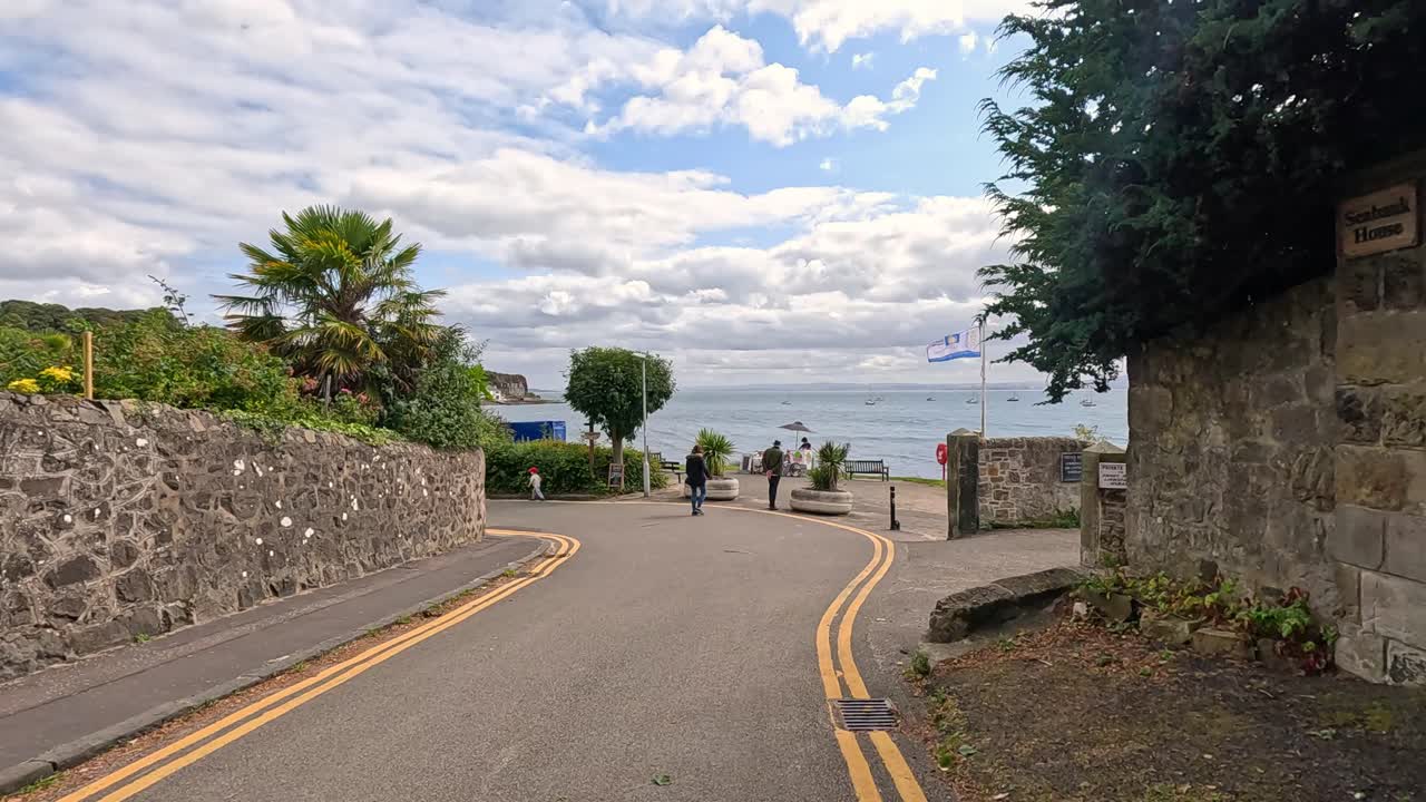 gente caminando hacia el mar en aberdour
