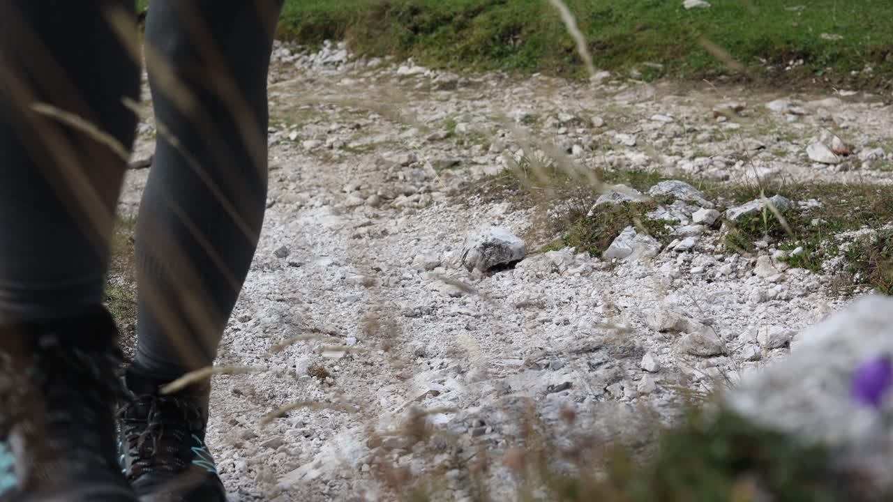 활동적인 젊은 여성이 절벽 위로 올라갑니다.