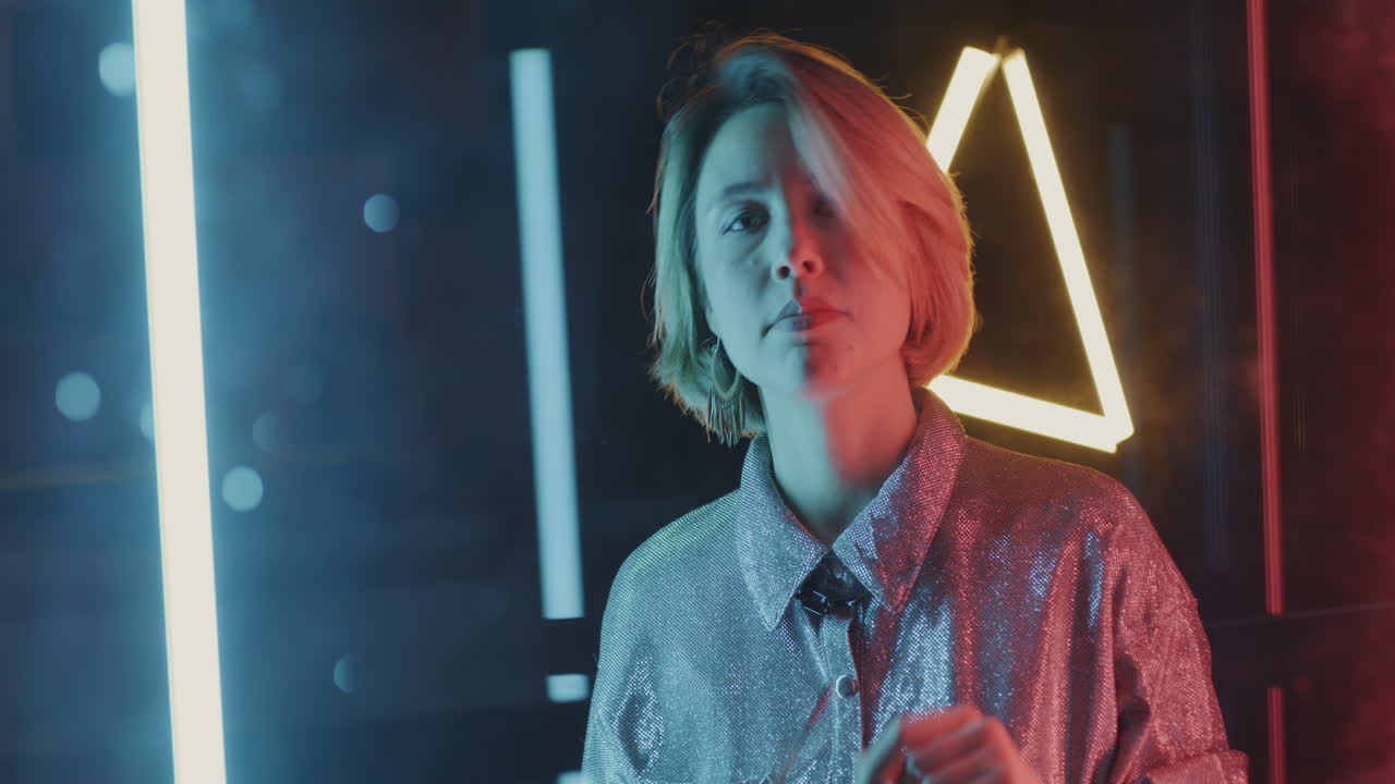 mujer con luz de neón