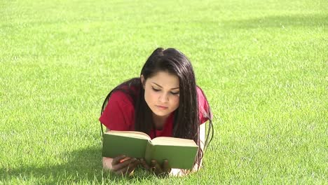 Mujer-En-El-Parque-Leyendo