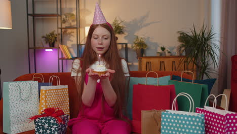 Niña-Feliz-Celebrando-La-Fiesta-De-Cumpleaños,-Pide-Deseo-Soplando-Velas-Encendidas-En-Un-Pequeño-Pastelito