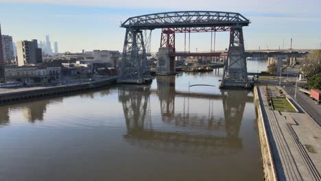 4K-Drohne,-Die-Auf-Die-Brücke-Puente-Transbordador-Nicolas-Avellaneda-Zufliegt-Und-Die-Details-Der-Struktur-Im-Industrieviertel-Von-Buenos-Aires,-Argentinien,-Aus-Nächster-Nähe-Erfasst