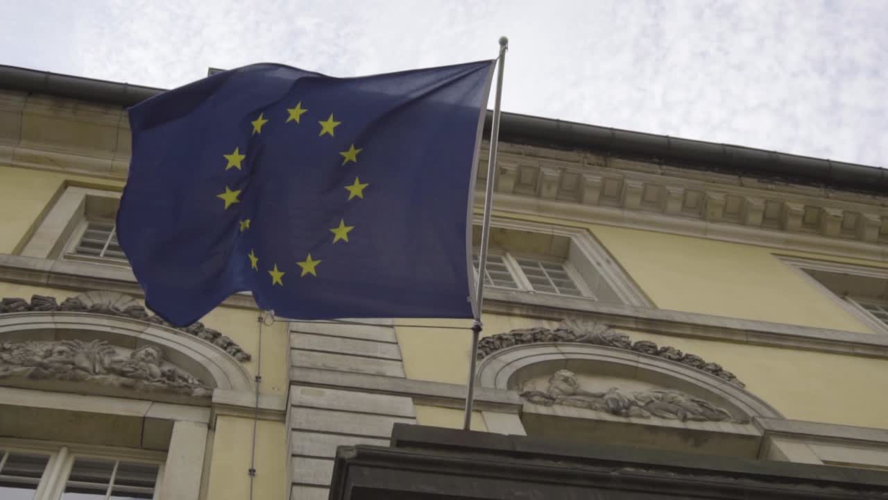RALLENTY: Bandiera europea del Consiglio d'Europa e dell'Unione Europea che sventola