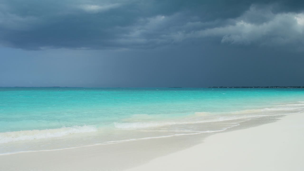열대 해가 뜨는 바다의 파도가 럭셔리 모래 해변에서