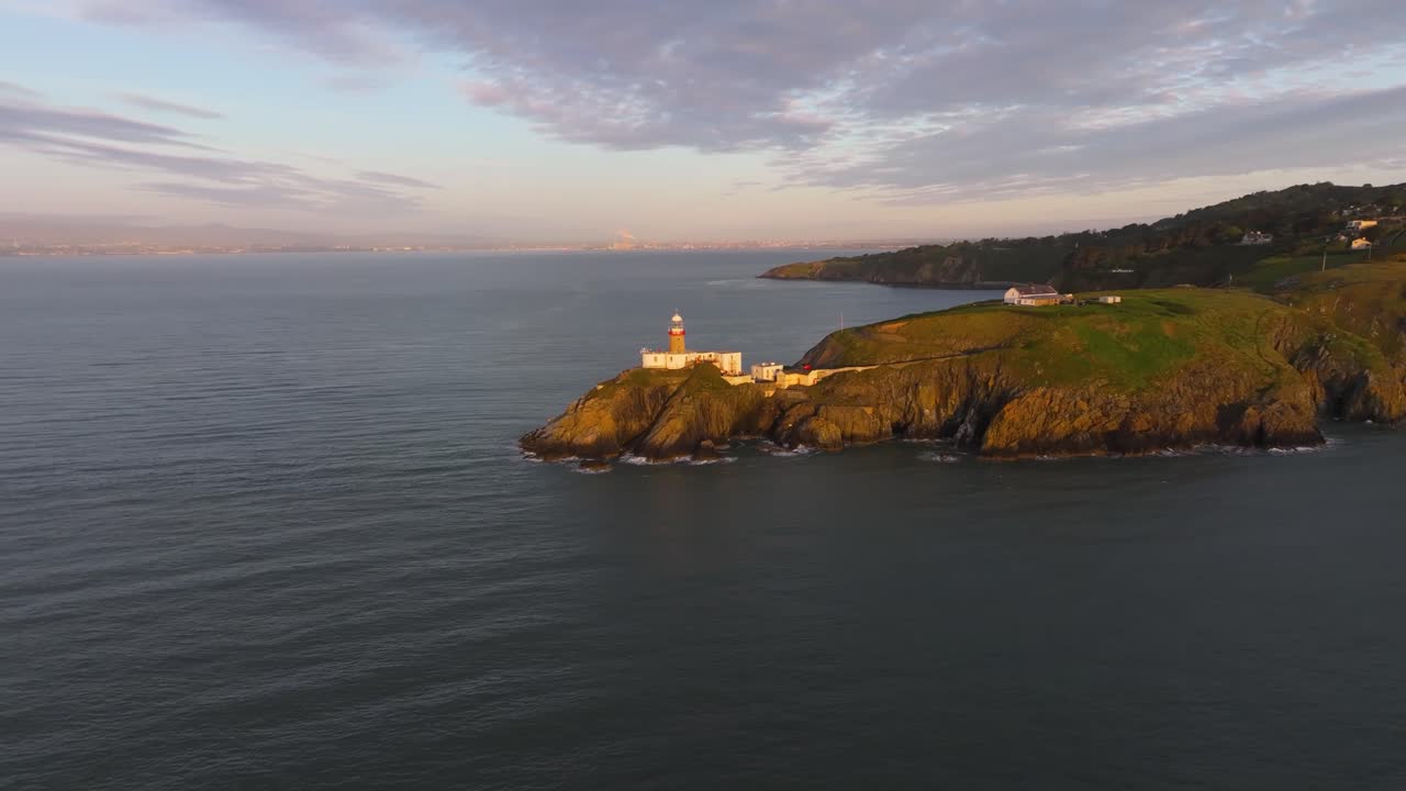 Filmato aereo cinematografico 4K del faro di Baily all'alba – Howth, Co. Dublin, Irlanda_12