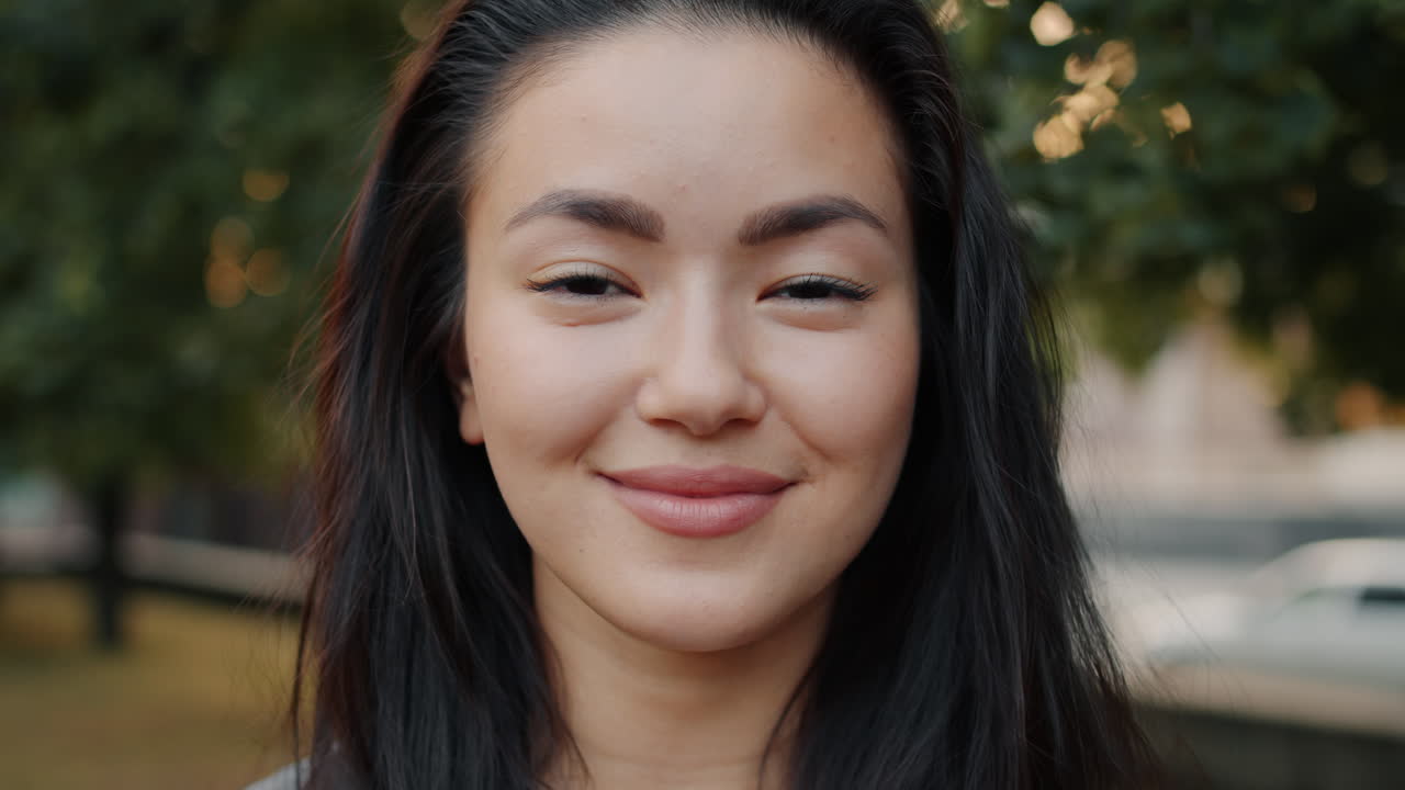 웃는 아시아 여성 초상화