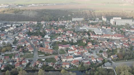 vista aérea de drones de thale, rosstrappen, hexenstieg, hexentanzplatz y el bodetal en el norte del parque nacional de harz a finales de otoño al atardecer, alemania, europa