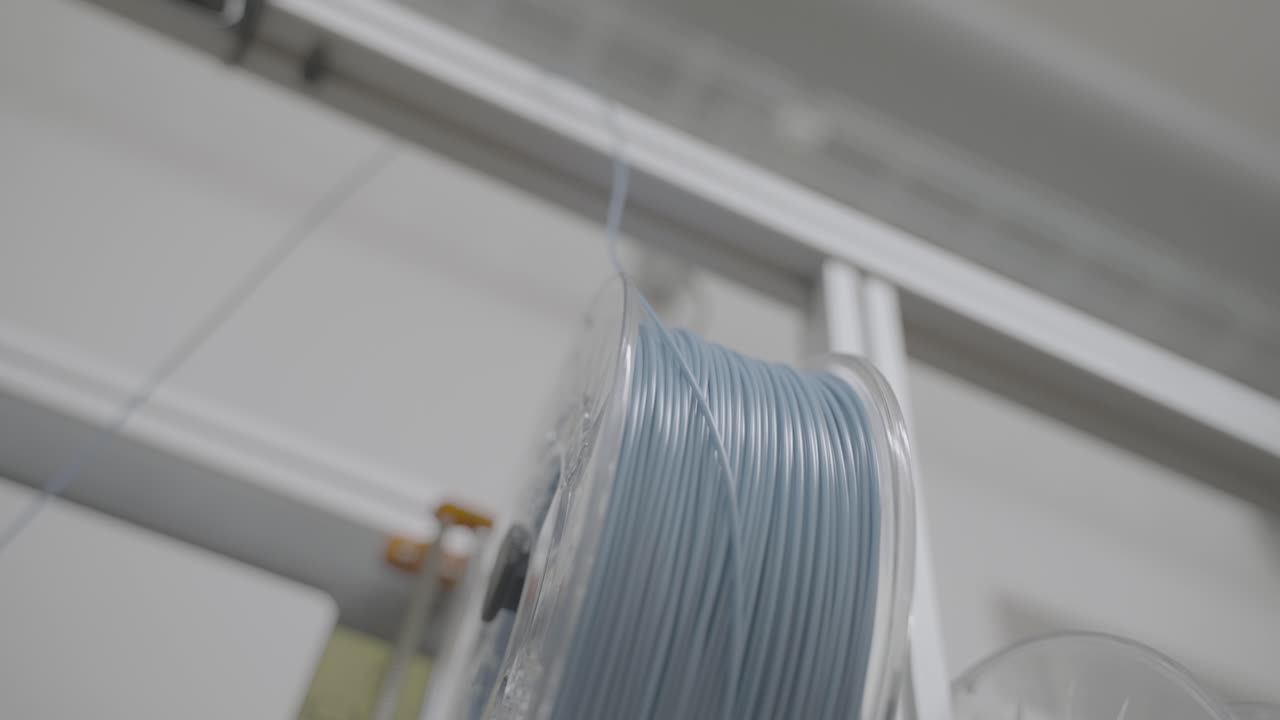 nido de filamento azul para la impresora 3d prusa moviéndose hacia arriba y desplegándose