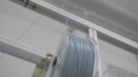 Blaues-Filamentnest-Für-Den-Prusa-3D-Drucker,-Der-Nach-Oben-Bewegt-Und-Ausgerollt-Wird