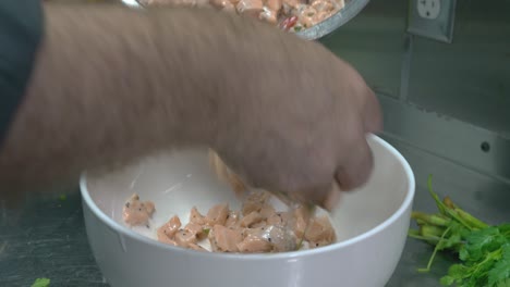 Primer-Plano-De-Las-Manos-Del-Chef-Preparando-La-Carne-En-Un-Tazón