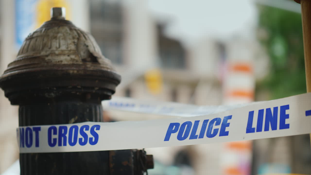 cinta blanca con la línea de policía de inscripción - no cruzar