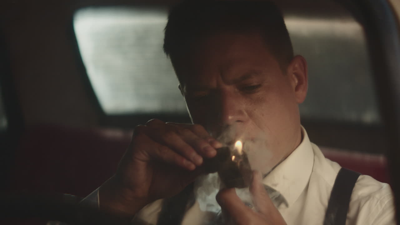 빈티지 자동차 에서 파이프 를 피우는 남자