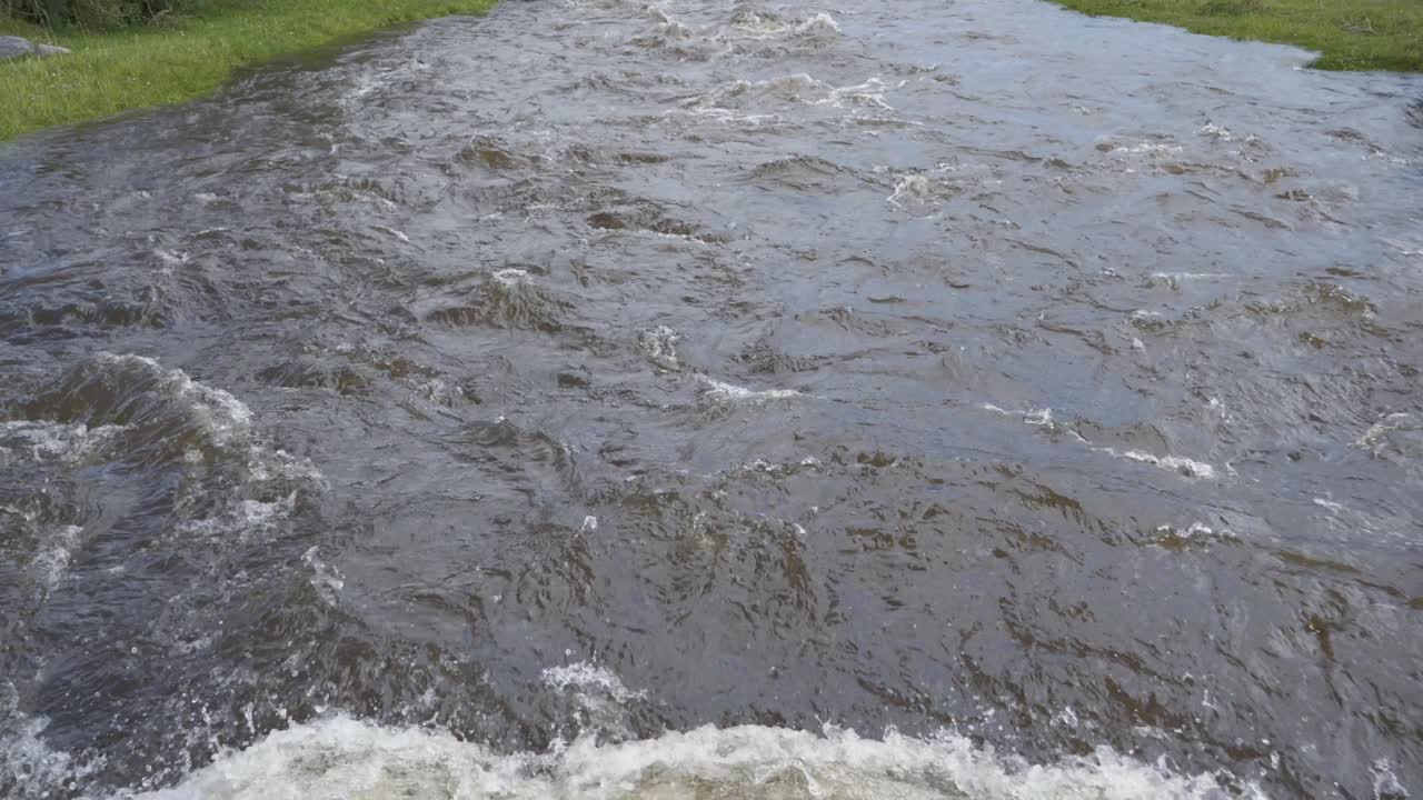 강물이 흐르고 격렬하게 충돌하는 위쪽 비디오