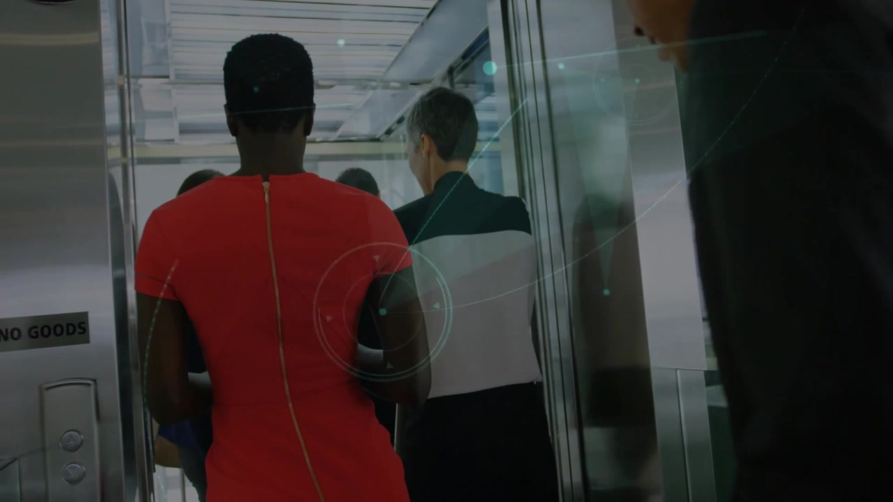 Equipe corporativa se aproximando do portal "NO GOODS" entrando em corredor de vidro com linhas de dados sobrepostas.