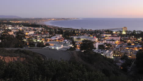 Tag-Zu-Nacht-Zeitraffer-Von-Pierpont-Highway-101-Und-Downtown-Ventura-Kalifornien