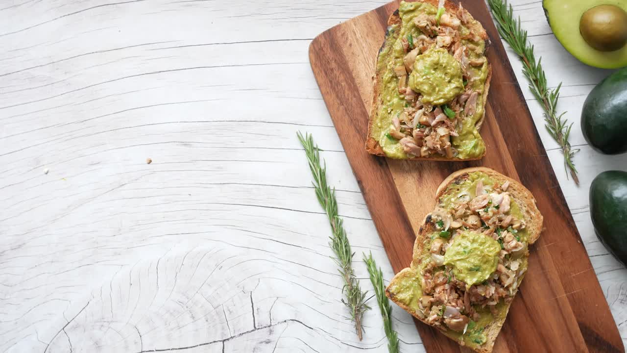 tostadas de atún con aguacate