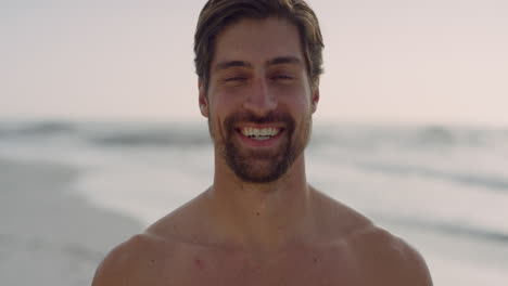 retrato en primer plano de un joven musculoso sonriendo feliz disfrutando de un estilo de vida saludable en una hermosa playa costera serie de personas reales