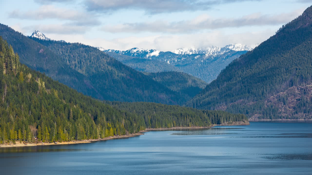 lapso de tiempo de las nubes que se construyen sobre una montaña cerca del parque nacional olímpico en washington