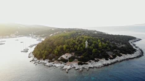 Vista-Aérea-De-Los-Faros-Viejos-Y-Nuevos-De-Fiskardo,-Isla-Griega-De-Kefalonia---Disparo-De-Drones