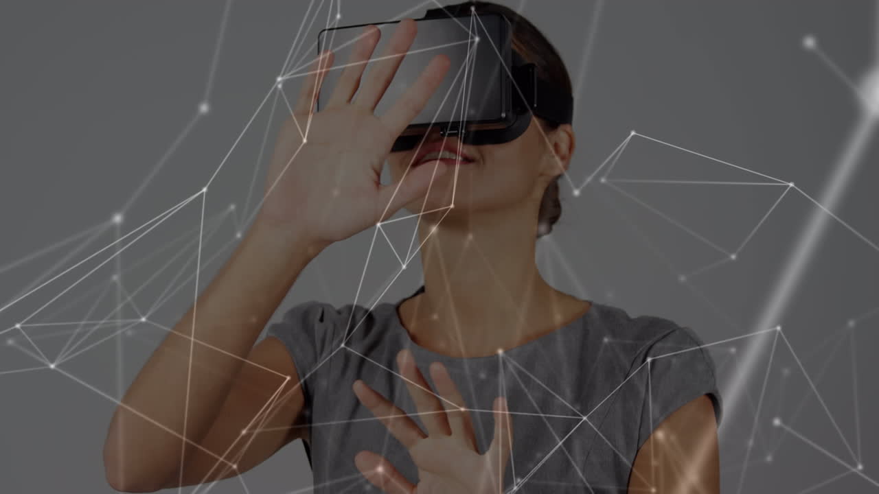 animación de la interfaz digital sobre una mujer de negocios usando auriculares vr