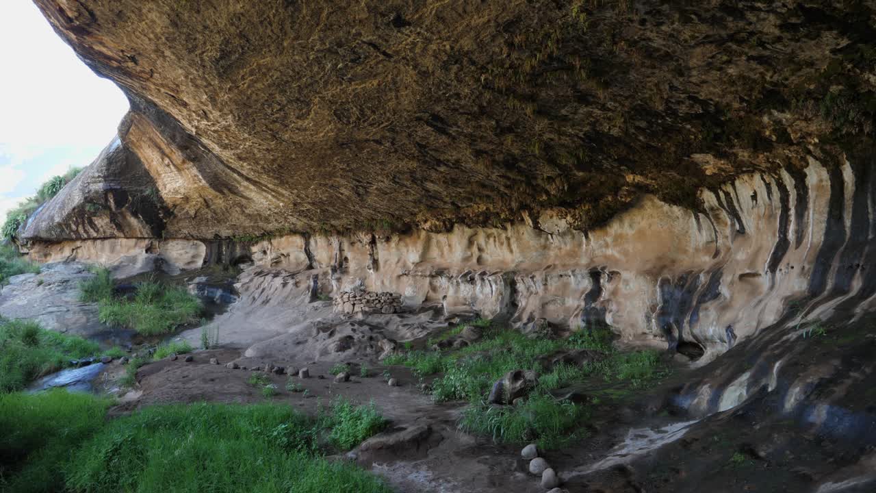 una enorme caverna de piedra arenisca en la cueva de liphofung en lesotho, áfrica