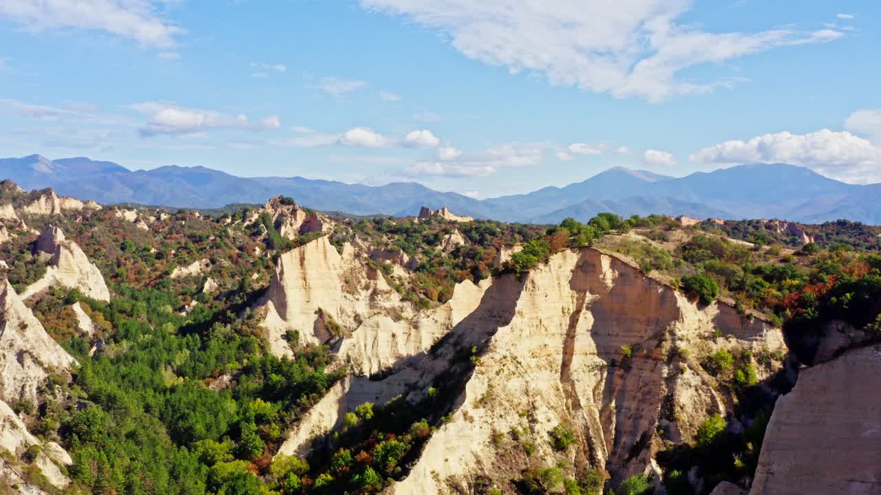 vistas aéreas de las montañas de pirin sobre las pirámides de piedra arenisca de melnik