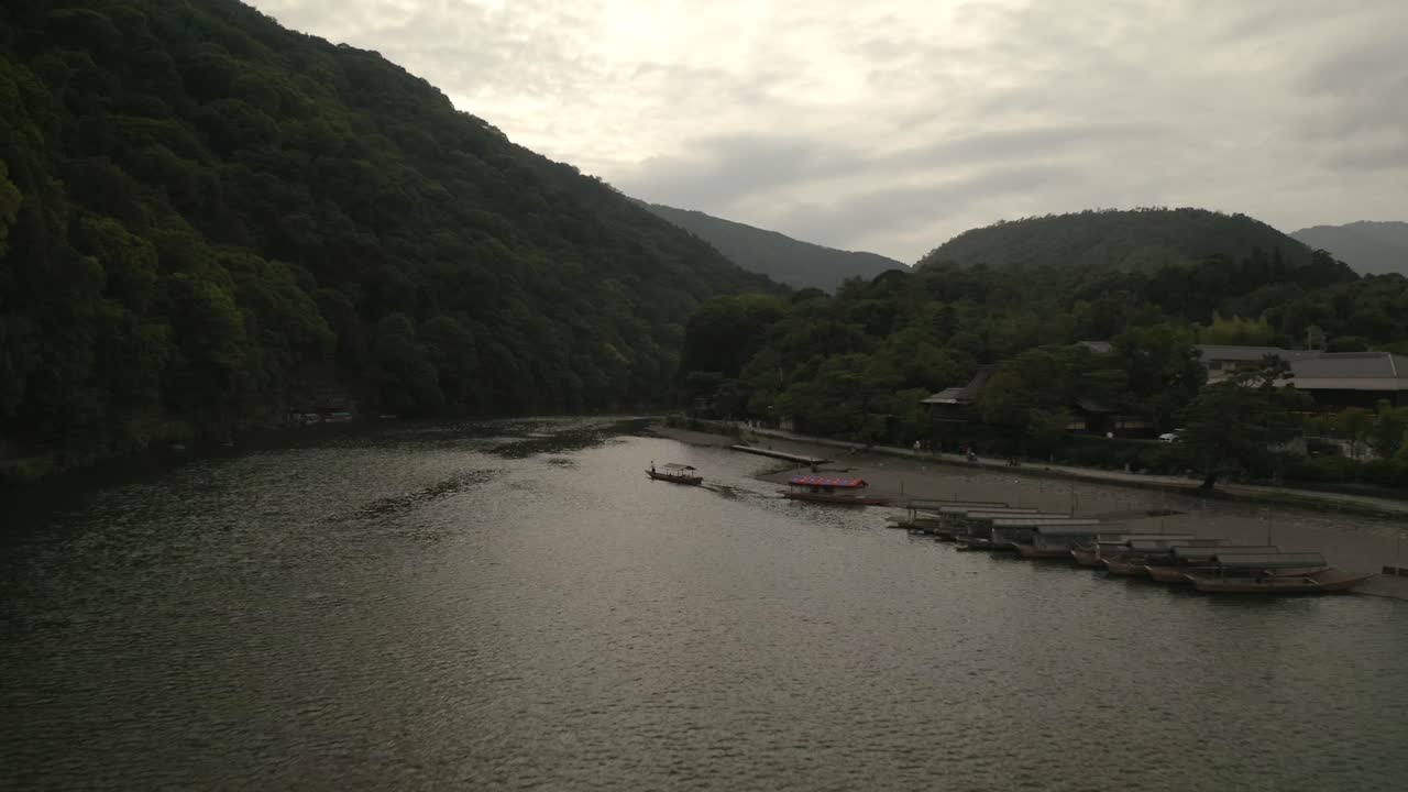 강, 일본, 아시아 근처 일몰에 교토의 공중 무인 항공기 샷