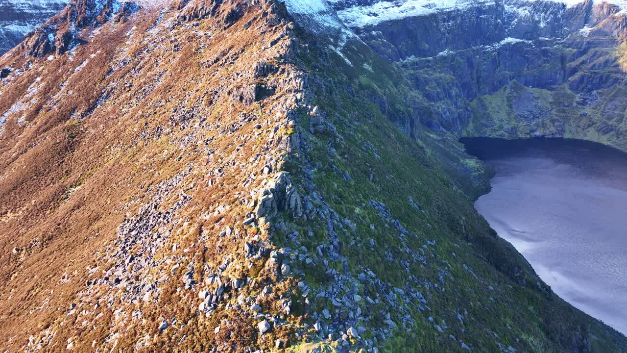 Paisagens épicas de montanhas da Irlanda, vista aérea do cume sul e do lago Coumshingaun em uma tarde de inverno, Waterford, Irlanda