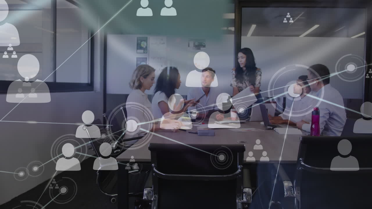 사람 아이콘의 애니메이션과 두 명의 다양한 비즈니스 동료가 사무실에서 이야기하는 네트워크