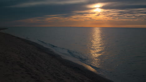 Luftbild-Meeresstrand-Mit-Weißem-Sand-Im-Sommer.-Meereswellen-Plätschern-Am-Strand.