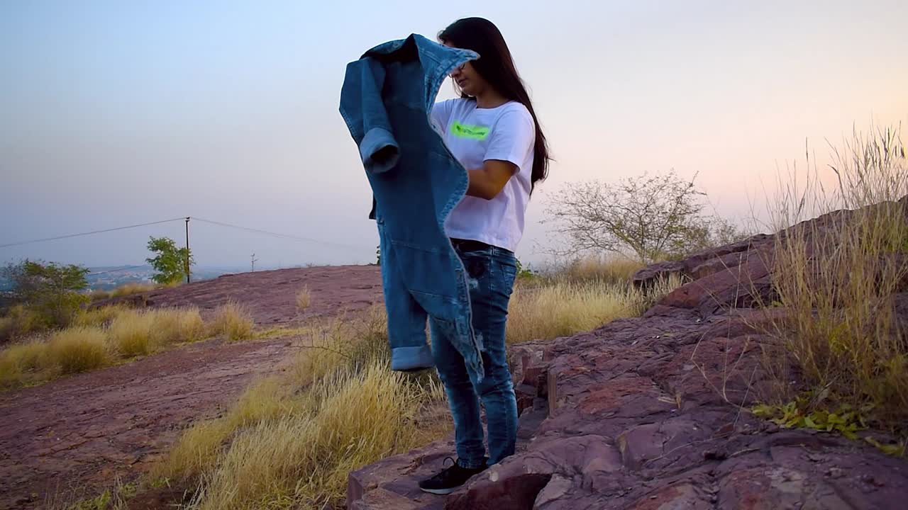mujer con chaqueta de mezclilla con estilo, mujer se quita la chaqueta y usa con estilo invierno frío