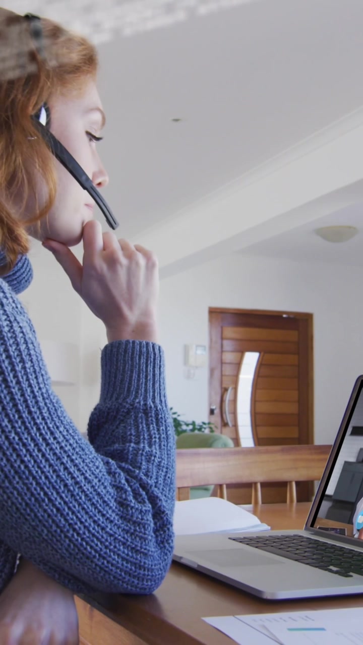 Animation af databehandling over en kaukasisk kvinde, der arbejder hjemmefra og har et videoopkald
