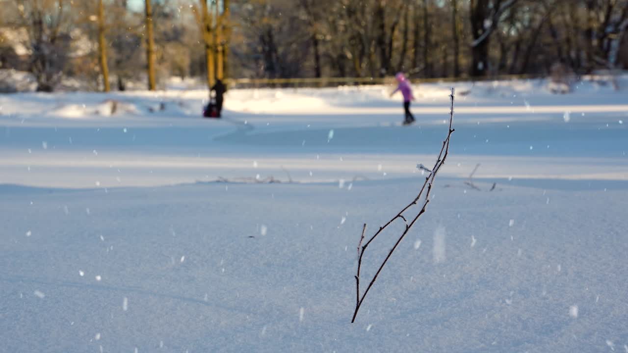 silueta de personas patinando sobre hielo en un lago congelado, vista estática