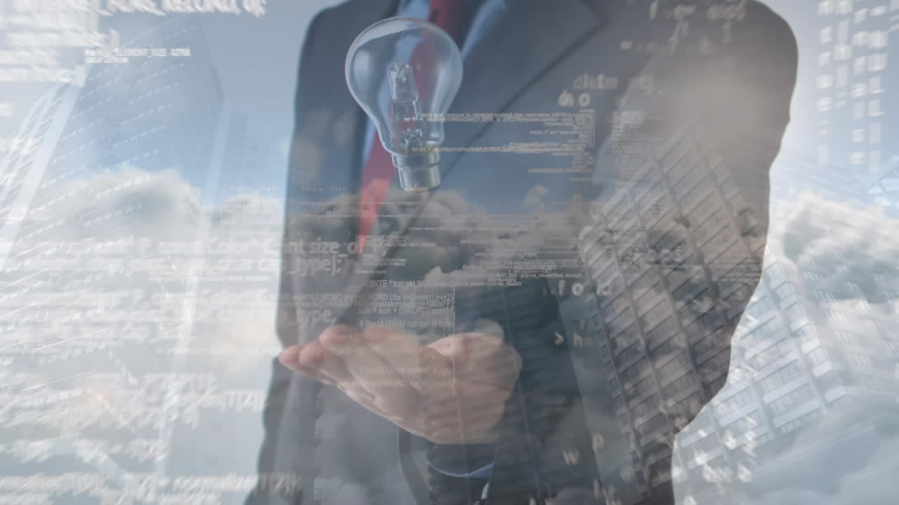 データ処理のアニメーション ビジネスマンが電球を投げつけて捕まえる