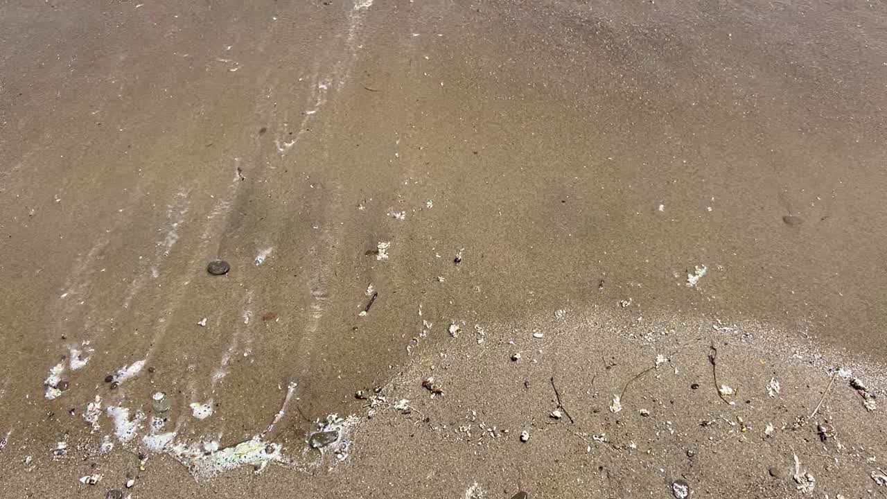 приливная вода промывает песок