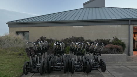 carritos de bolsas de golf sin usar en bandon dunes golf resort durante la pandemia de coronavirus - control deslizante a la derecha