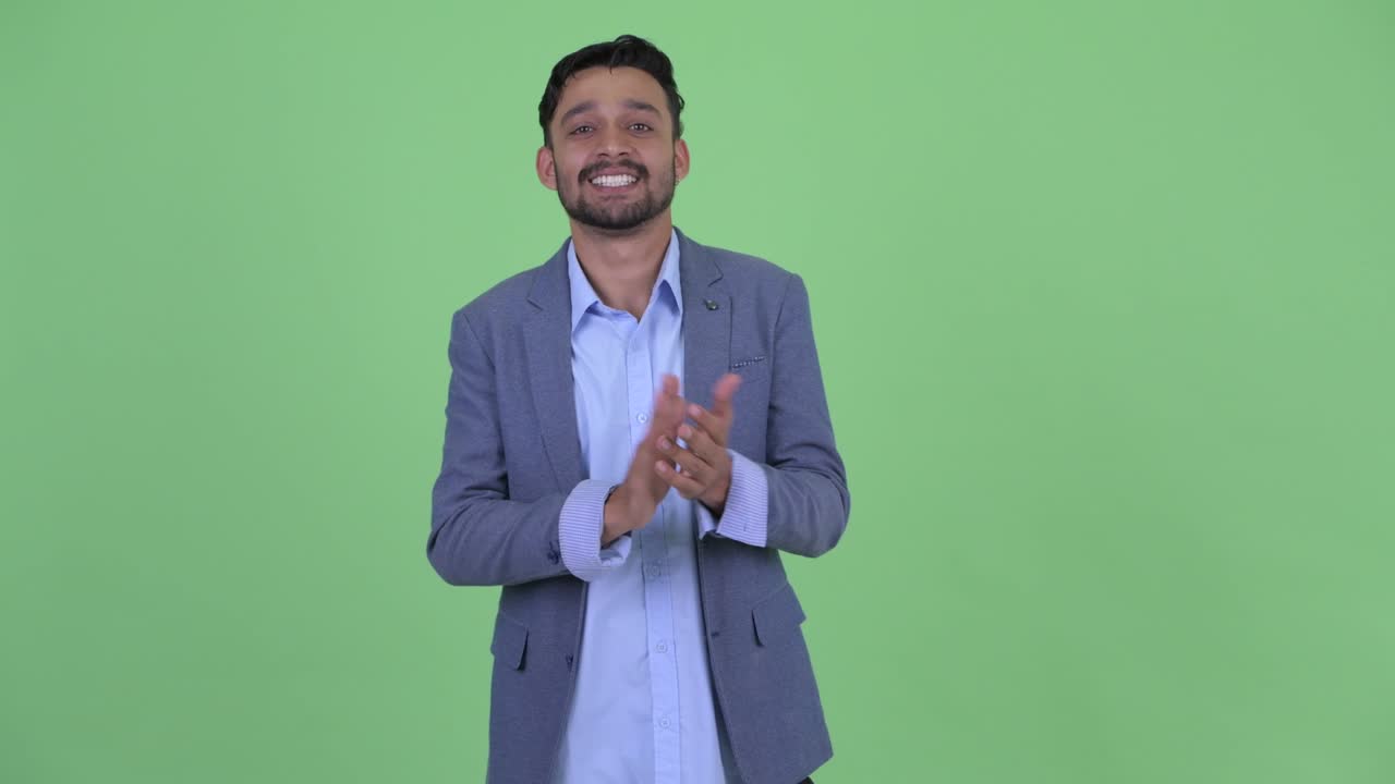 joven y guapo empresario persa barbudo en traje