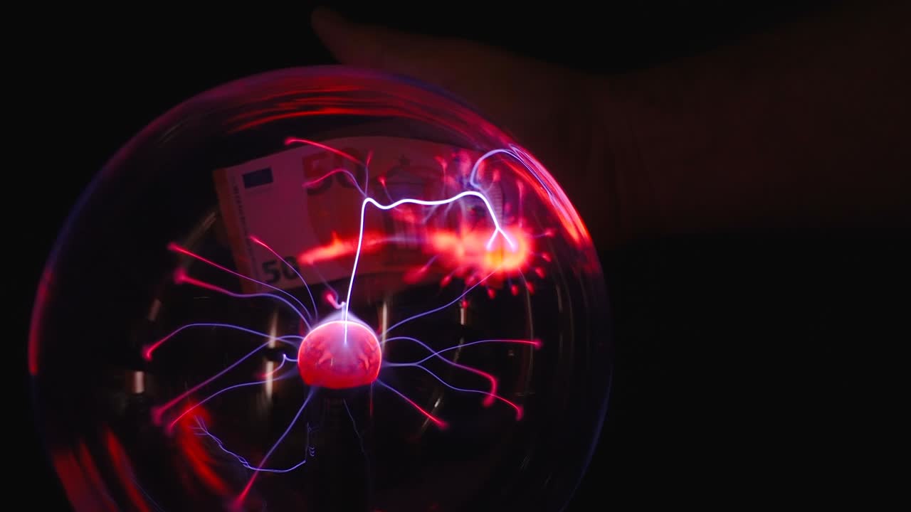 grandes rayos de energía en el dinero atascado en la pelota en estonia