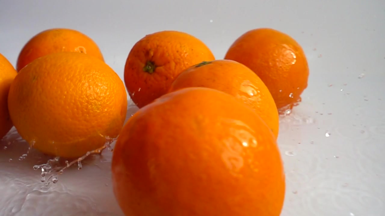 Arance succose e schizzi. Slow motion