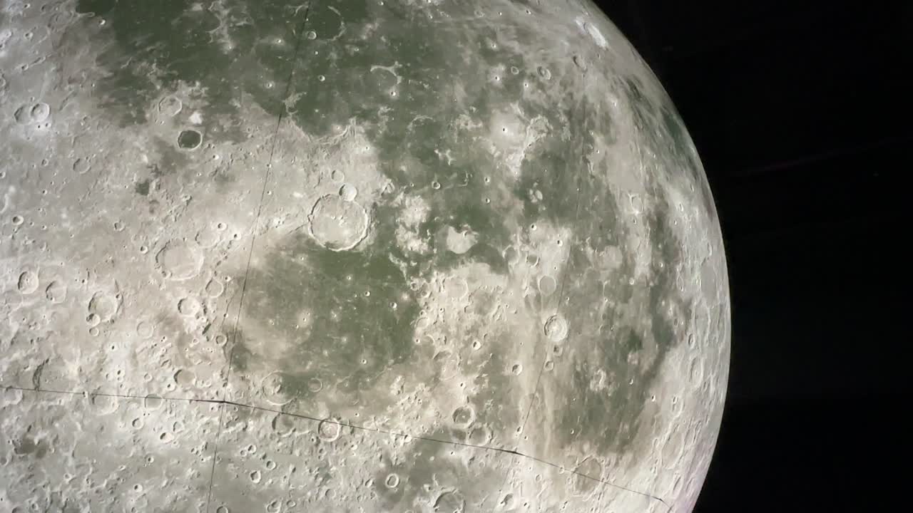 Close-up da superfície lunar - lado da esfera. Objeto lunar com crateras.