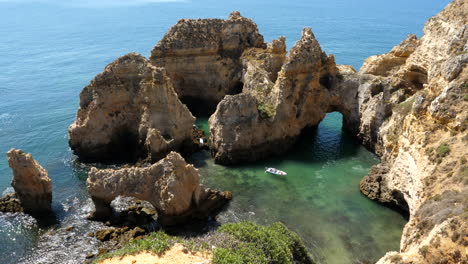 hermoso paisaje marino con formación rocosa en ponta da piedade