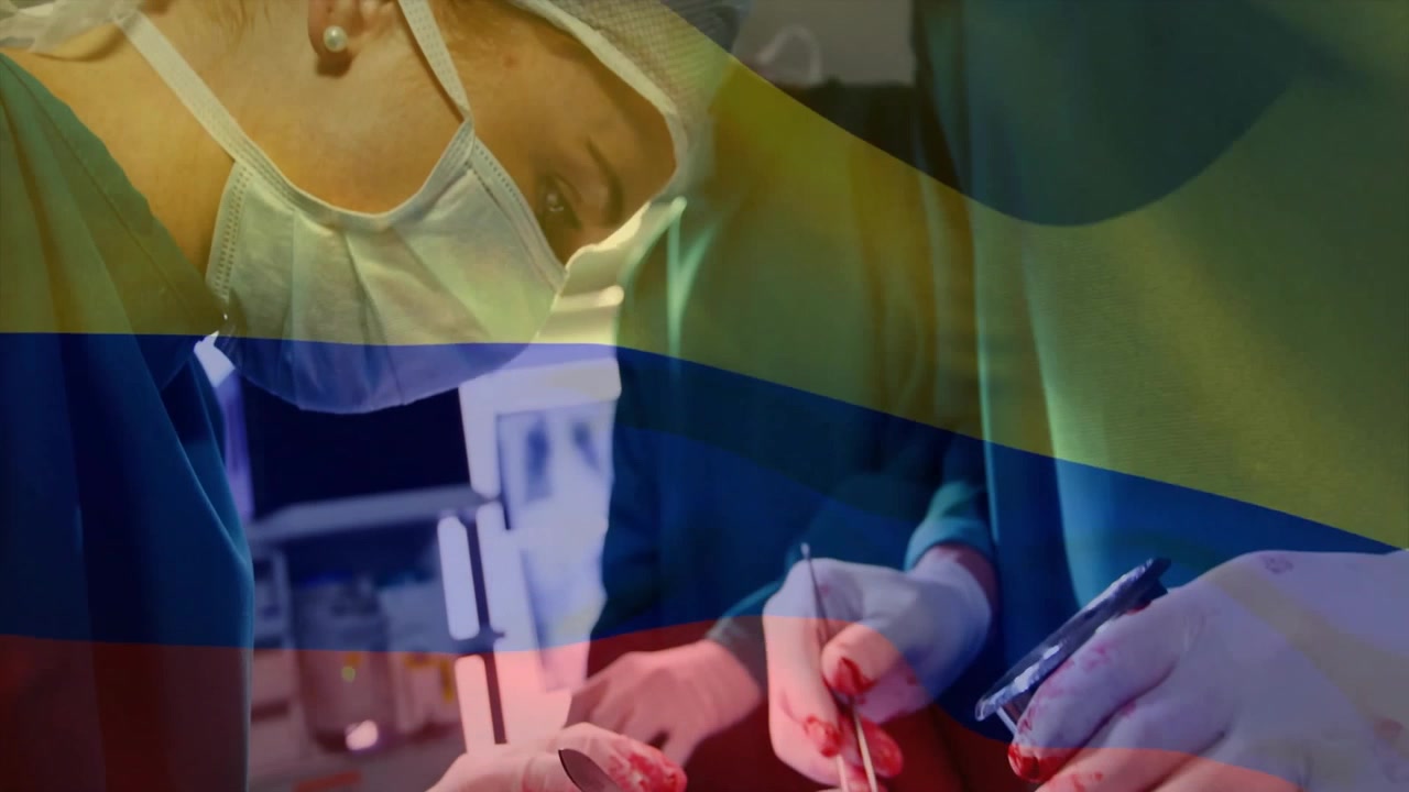 Equipe cirúrgica fazendo incisão segurando bisturi com sobreposição animada para inspeção de tecido