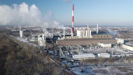 Vista-Aérea-De-Una-Planta-De-Calor-Y-Energía-Con-Chimeneas-Humeantes-En-Varsovia,-Polonia.