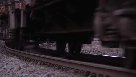los rieles se doblan cuando pasa un tren de carga, primer plano, ángulo bajo
