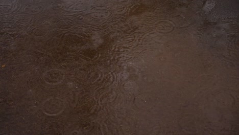 gota de lluvia sobre arena grava