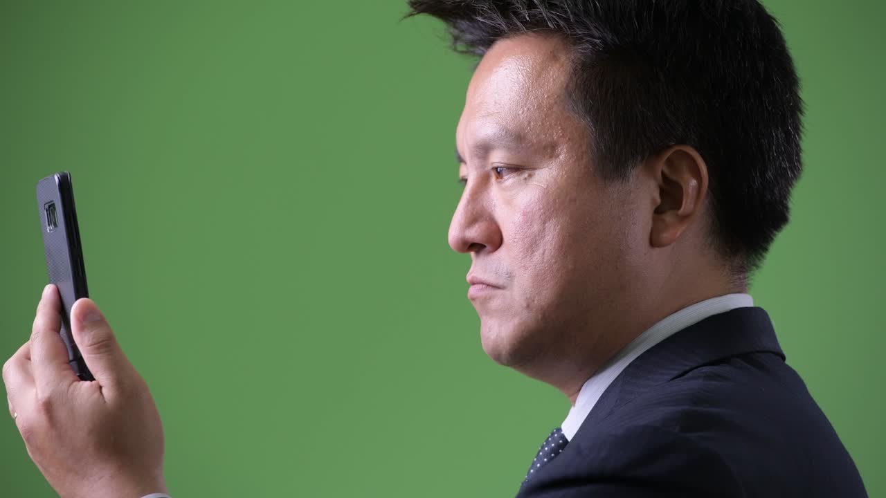 녹색 배경에 성숙한 일본 사업가