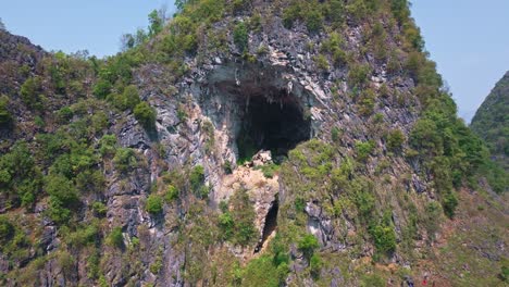 Dieses-Filmmaterial-Zeigt-Die-Majestätische-Höhle-In-Den-Schroffen-Bergen-Von-Ha-Giang,-Nordvietnam