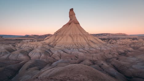 Bardenas-Reales-Castil-De-Tierra-Felsformation-Wahrzeichen-Navarra-Wüste-Und-Wintersonnenuntergang