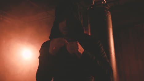 Boxer-Im-Hoodie-Wärmt-Sich-Auf,-Indem-Er-In-Die-Luft-Schlägt-3