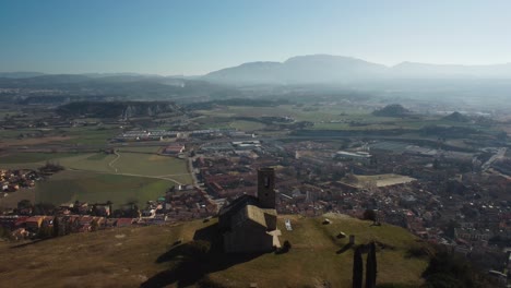 Die-Einsiedelei-Von-Tona-überblickt-Die-Stadt-Und-Das-Weite-Tal-Unter-Einem-Klaren-Blauen-Himmel